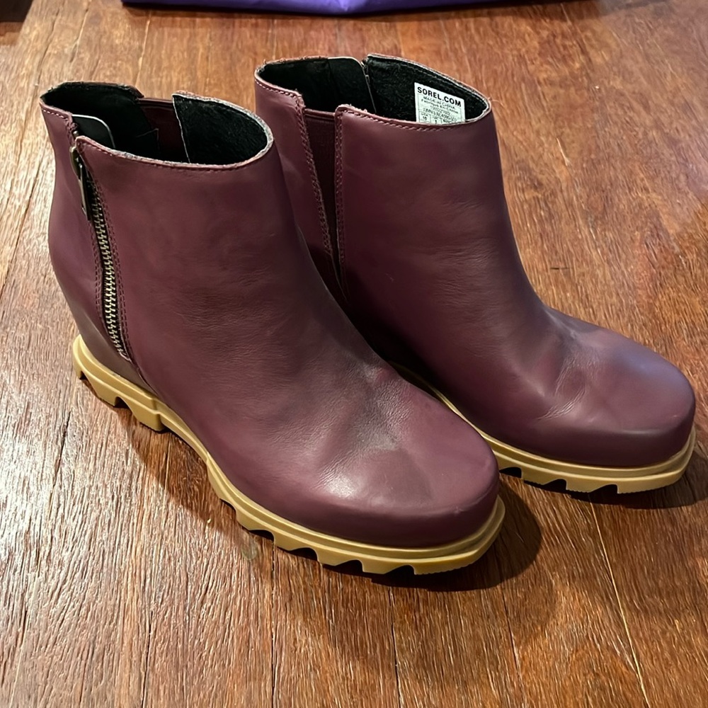 Sorel evie wedge bootie, plum, women’s size 10